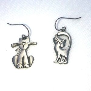 VINTAGE Chelsea Pewter Kitty Cat Earrings 1.3”